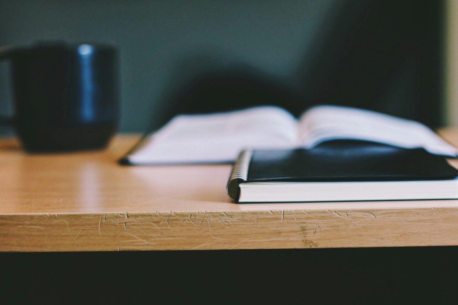 Apperçu sur un bureau un carnet ouvert avec une tasse
